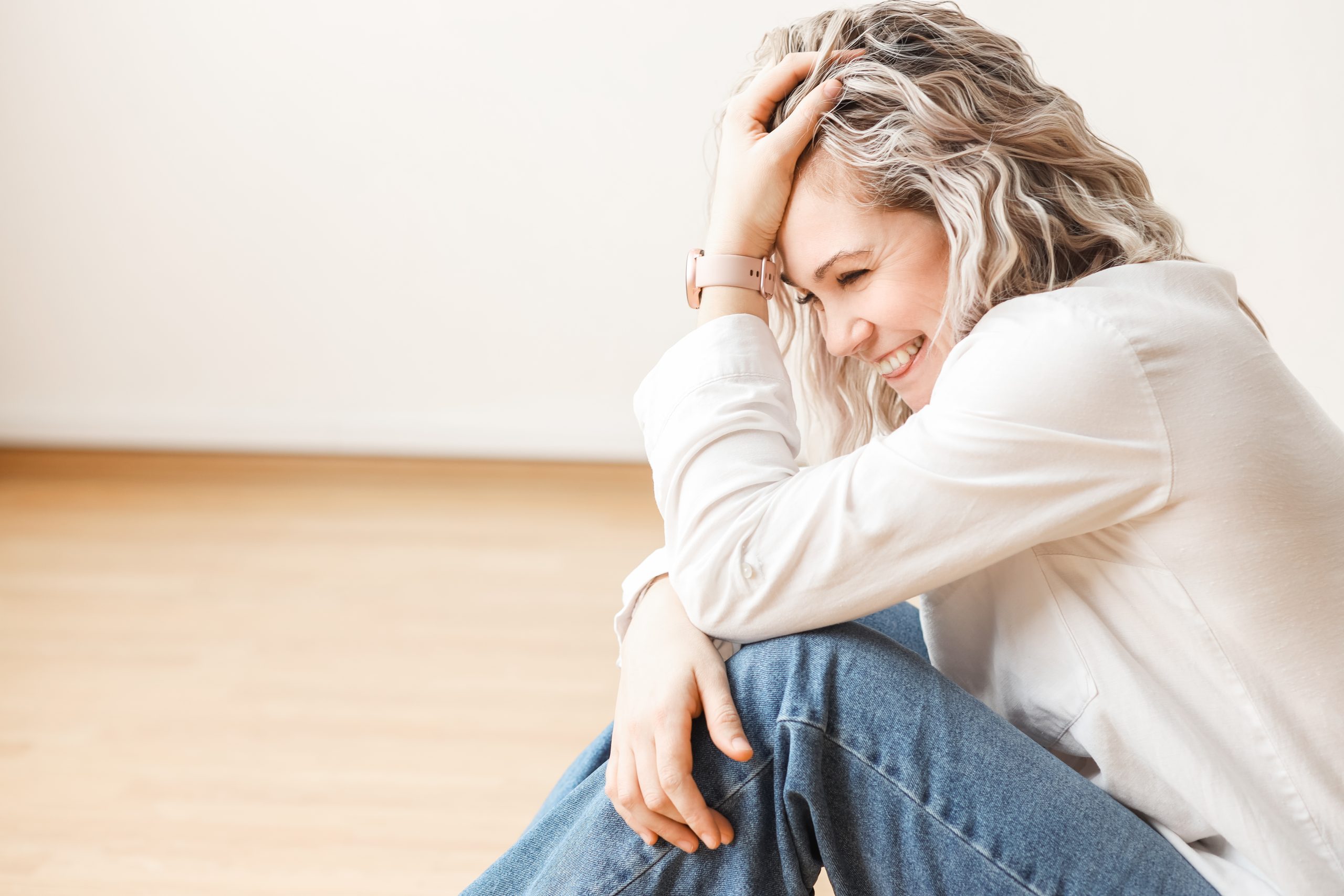 a-girl-in-jeans-is-sitting-on-the-floor-2026-01-07-01-04-06-utc